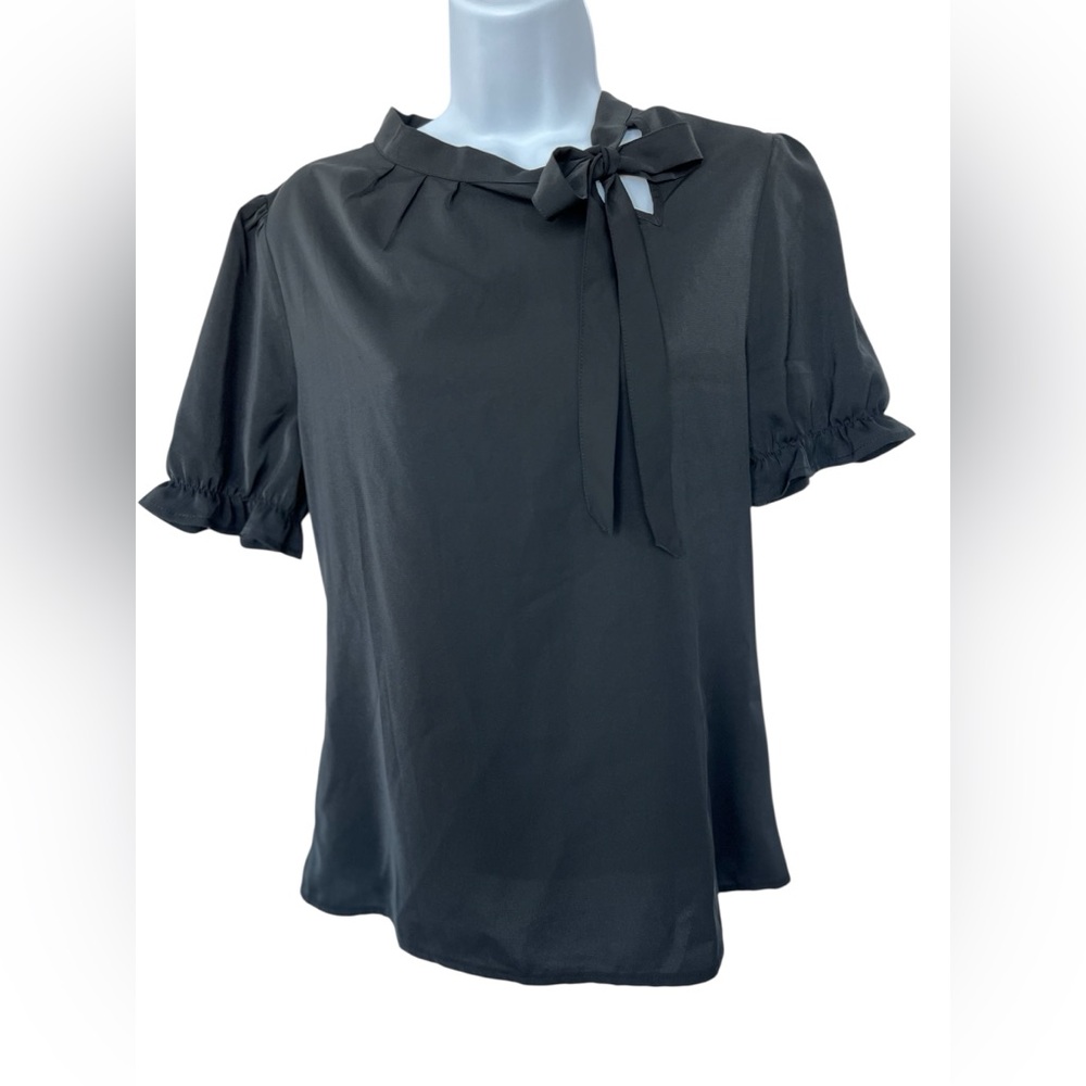 🆕 🖤 NWT ALLEGRA K Bow Tie Neck Ruffle Blouse | Charcoal Gray | Women’s Small - Picture 3 of 11